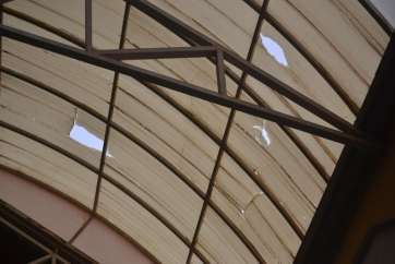 Agujeros en uno de los pabellones de Ingenio