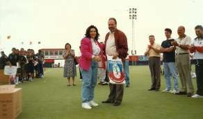 La ex árbitro Julia Martel con el presidente del Colegio de Árbitros, Esteban Hernández (Foto TA)