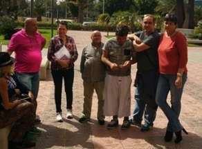 Dani, con unos amigos (Foto TA)