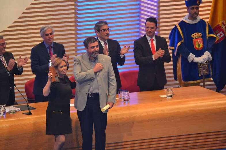 Héctor Mendoza Guzmán, recogiendo el Can de Plata de Gran Canaria que el Cabildo le otorgó en 2014 (Foto TA)