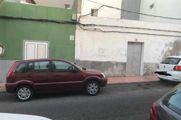 Sobre el aparcamiento en la calle Juan Ismael de El Ejido de Telde/TA.