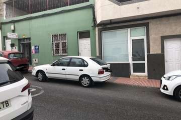 Sobre el aparcamiento en la calle Juan Ismael de El Ejido de Telde/TA.