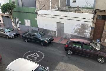 Sobre el aparcamiento en la calle Juan Ismael de El Ejido de Telde/TA.