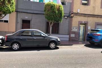 Sobre el aparcamiento en la calle Juan Ismael de El Ejido de Telde/TA.