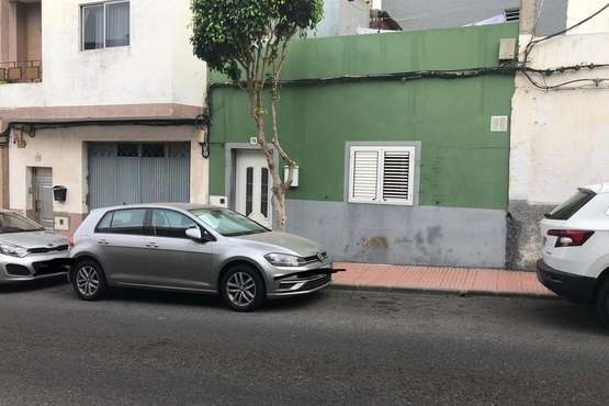 Sobre el aparcamiento en la calle Juan Ismael de El Ejido de Telde/TA.