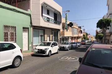 Sobre el aparcamiento en la calle Juan Ismael de El Ejido de Telde/TA.