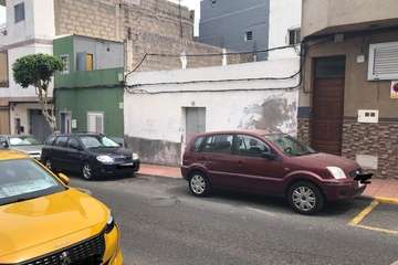 Sobre el aparcamiento en la calle Juan Ismael de El Ejido de Telde/TA.