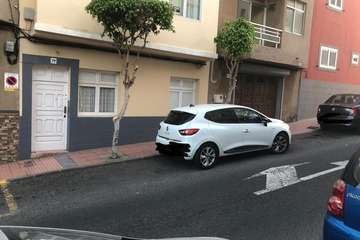 Sobre el aparcamiento en la calle Juan Ismael de El Ejido de Telde/TA.