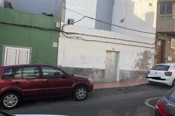 Sobre el aparcamiento en la calle Juan Ismael de El Ejido de Telde/TA.