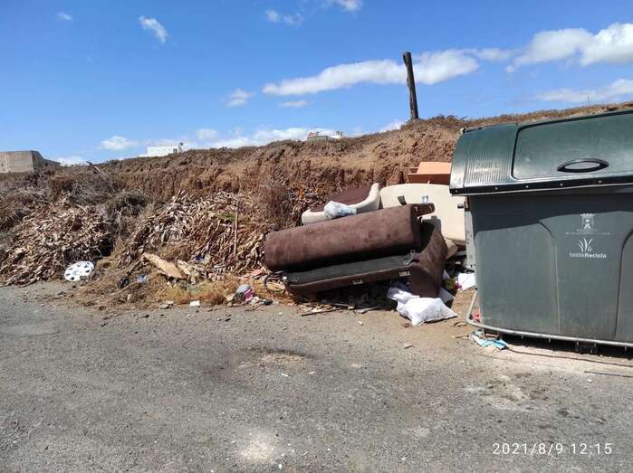 Suciedad y enseres acumulados en la calle de Ahulagar/TA.
