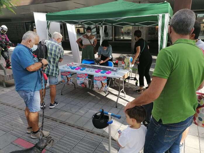 Asistentes al stand del Colegio de Veterinarios de Las Palmas de Gran Canaria este sábado/TA.