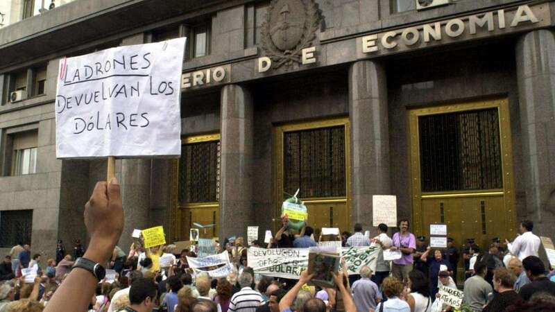 Protesta ante un banco/Multimedia.