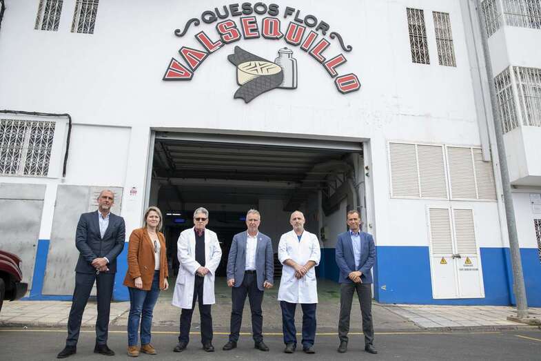 El presidente y la consejera de Agricultura con directivos de Flor de Valsequillo/Acfi Press.