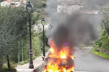Un turismo se prende fuego y queda totalmente calcinado/TA.