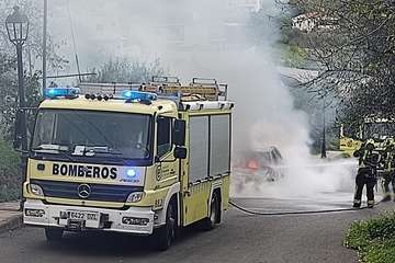 Un turismo se prende fuego y queda totalmente calcinado/TA.