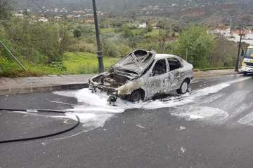 Un turismo se prende fuego y queda totalmente calcinado/TA.