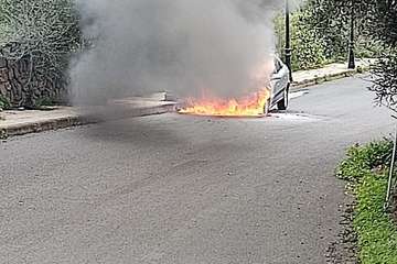Un turismo se prende fuego y queda totalmente calcinado/TA.