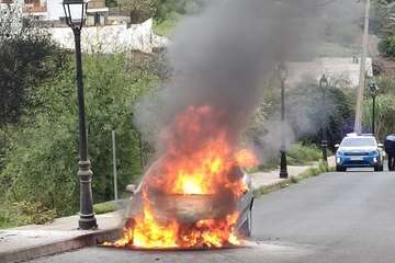 Un turismo se prende fuego y queda totalmente calcinado/TA.