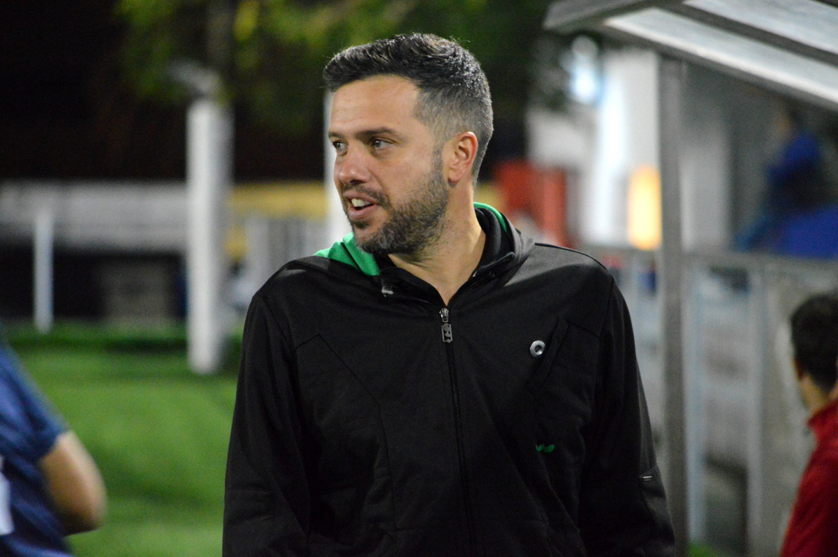 Cristian Lucano, entrenador de la UD Telde, durante el partido contra el Lomo Blanco (Foto: Juan Antonio Hernández)