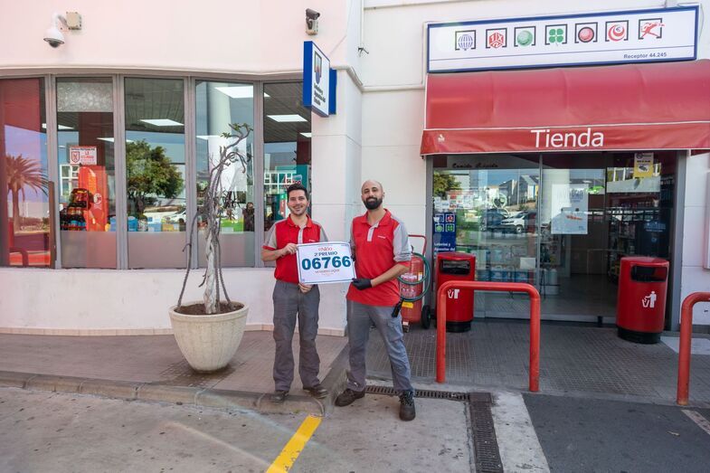 Cristo Moreno y Joaquín Moreno, trabajadores de la tienda en la gasolinera, celebran su primer gran premio/Acfi Press.