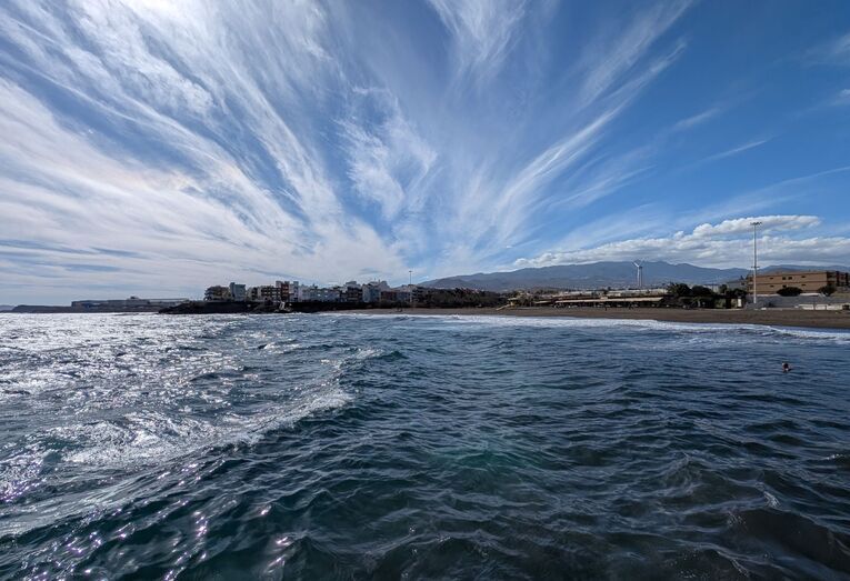 Jueves de nubes altas y máximas de solo 21 grados en Telde