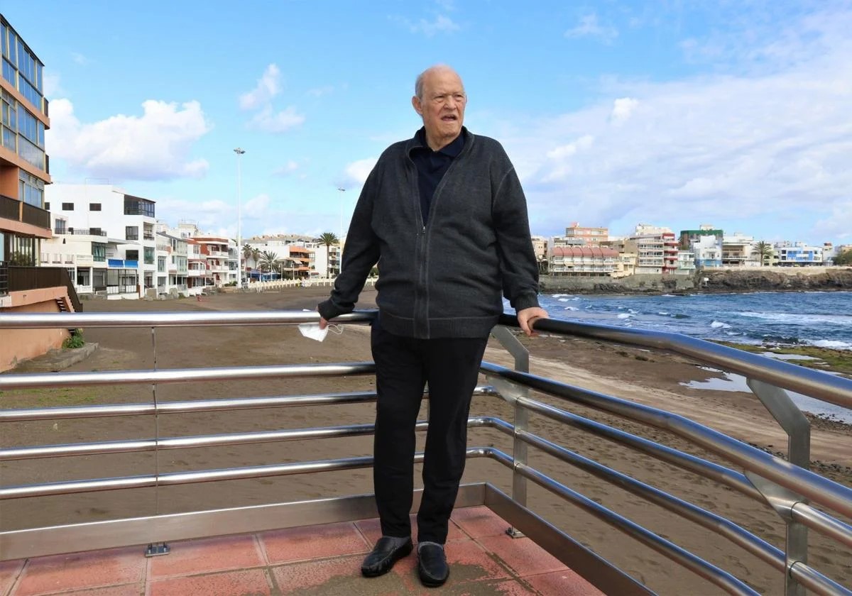 Pepín Ruano, en la playa de Salinetas/C7.