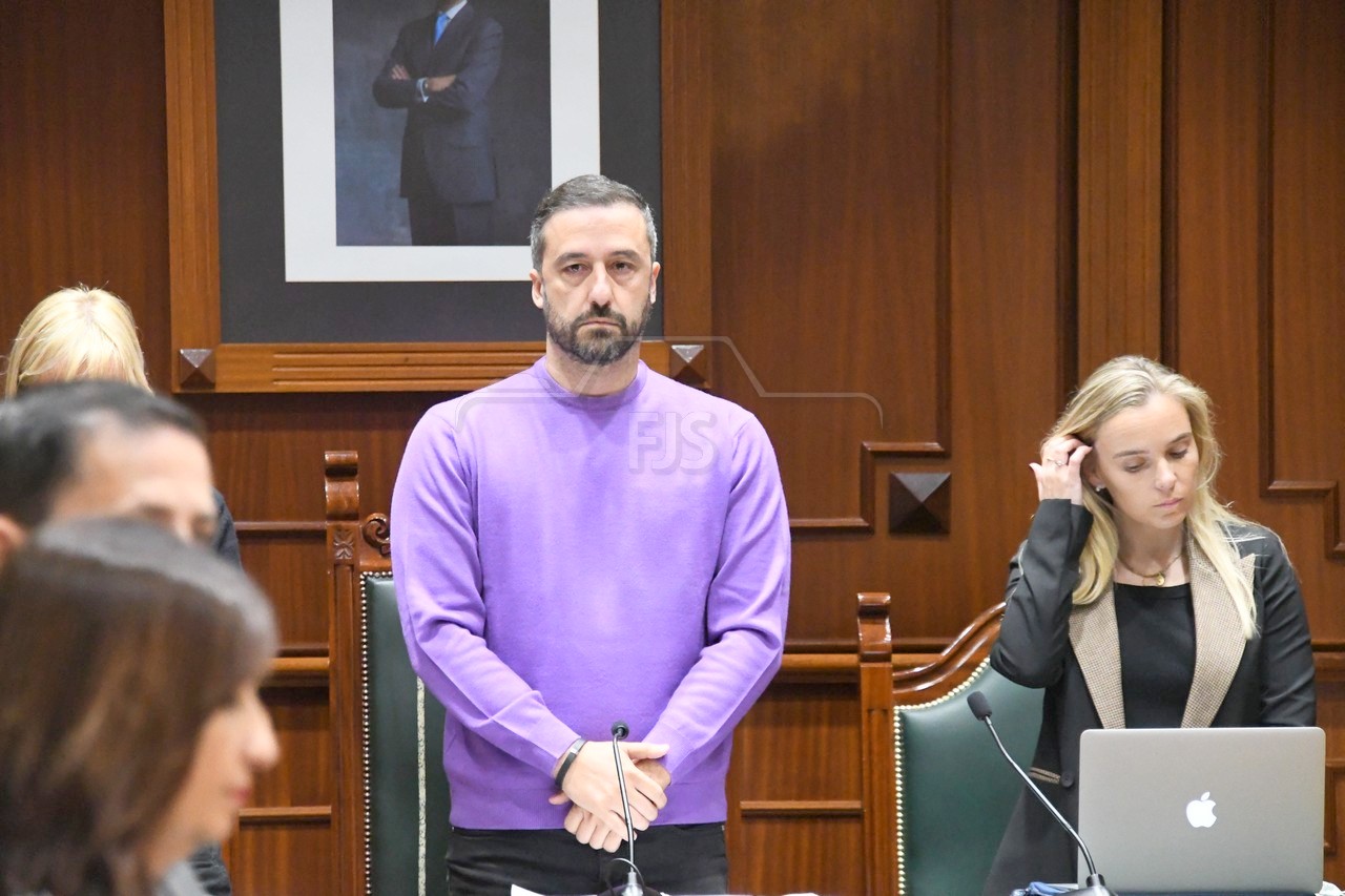 Imagen de archivo de la interventora junto al alcalde en un pleno municipal.