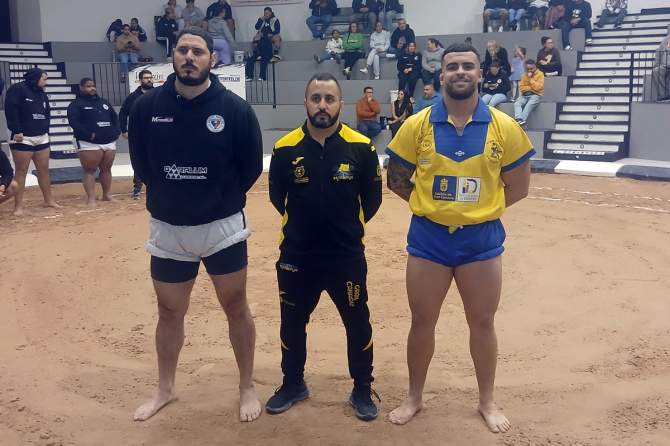 Capitanes y &aacute;rbitro (Foto: Juan Antonio Hern&aacute;ndez)