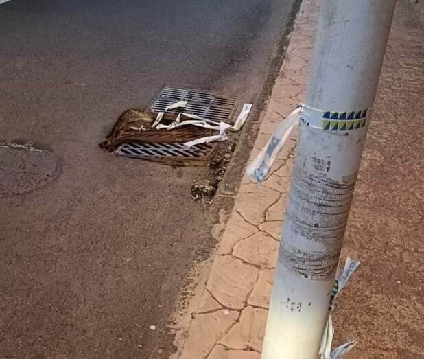 Rejilla de aguas pluviales en mal estado en la calle de Bécquer, en Playa del Hombre/TA.