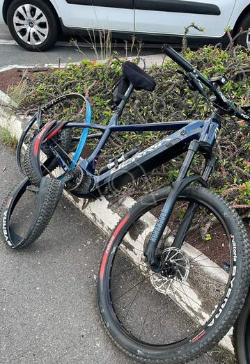 Imagen de la bicicleta que recibió el impacto del vehículo/TA.
