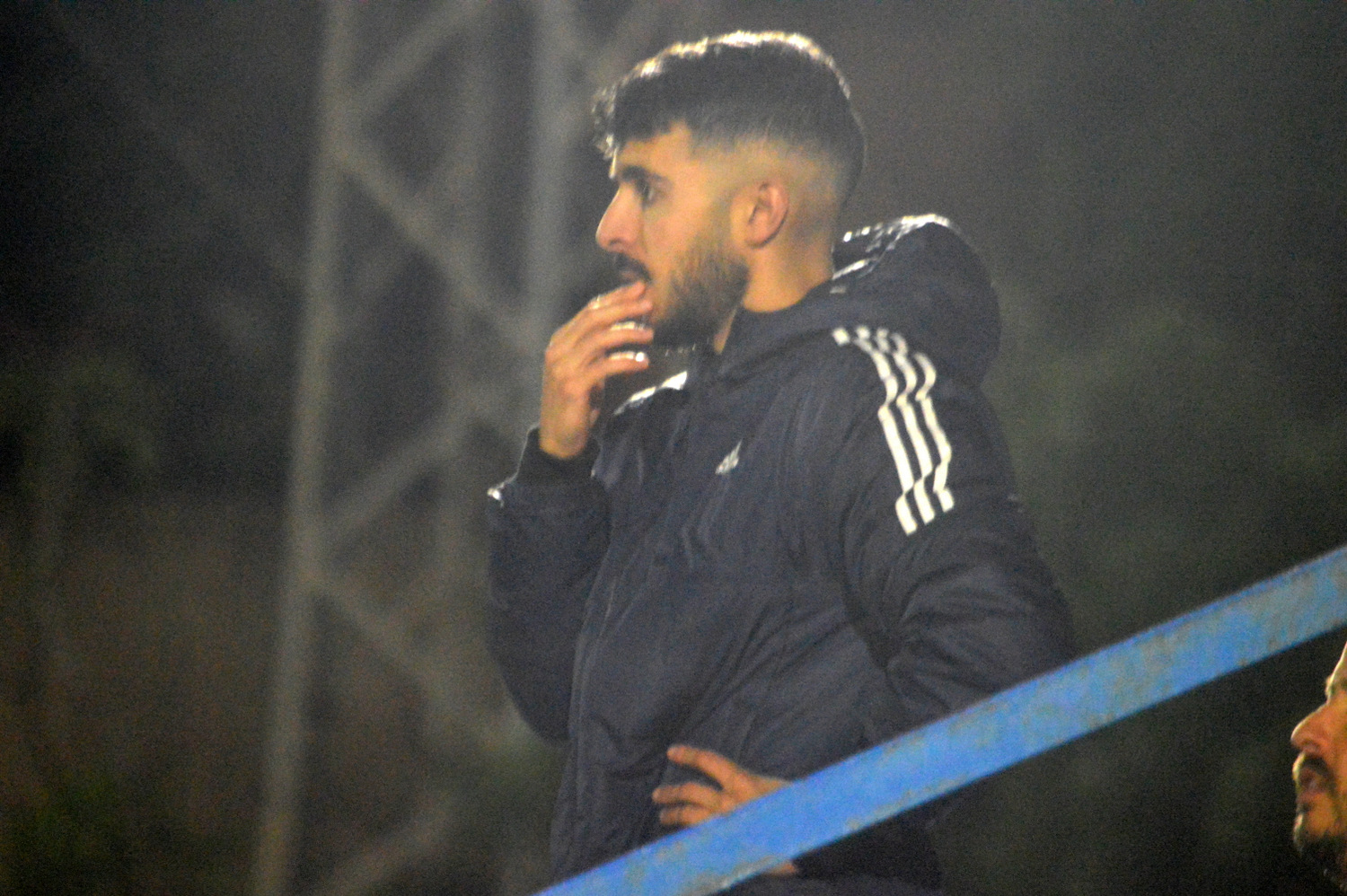 Kevin Morales, entrenador del CD Las Longueras, en la grada siguiendo el partido por sanci&oacute;n (Foto: Juan Antonio Hern&aacute;ndez)