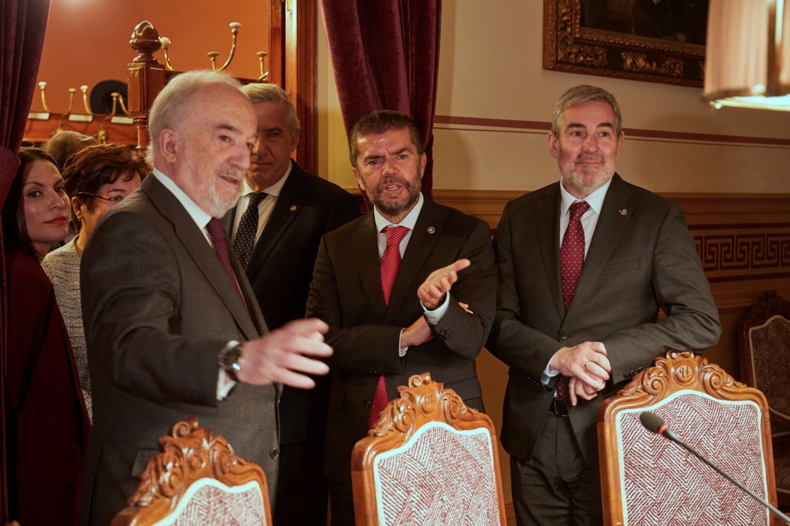 Fernando Clavijo, con los representantes de la RAE (Foto: Gobierno de Canarias)