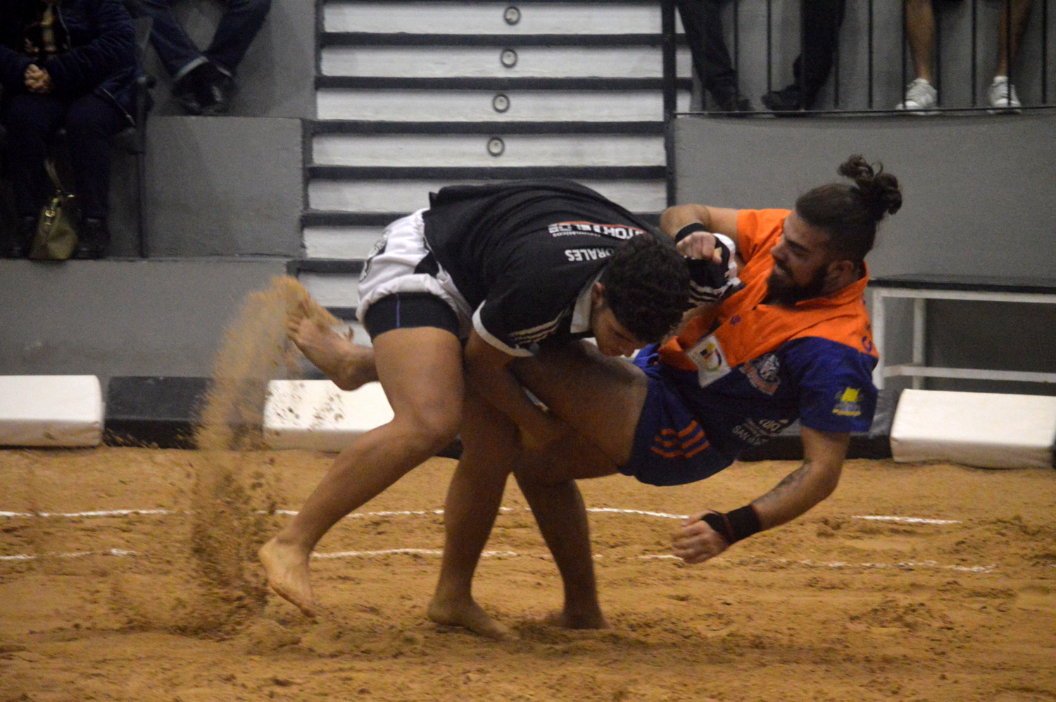 Agarrada del Castro Morales B contra el Tinamar (Foto: Juan Antonio Hern&aacute;ndez)