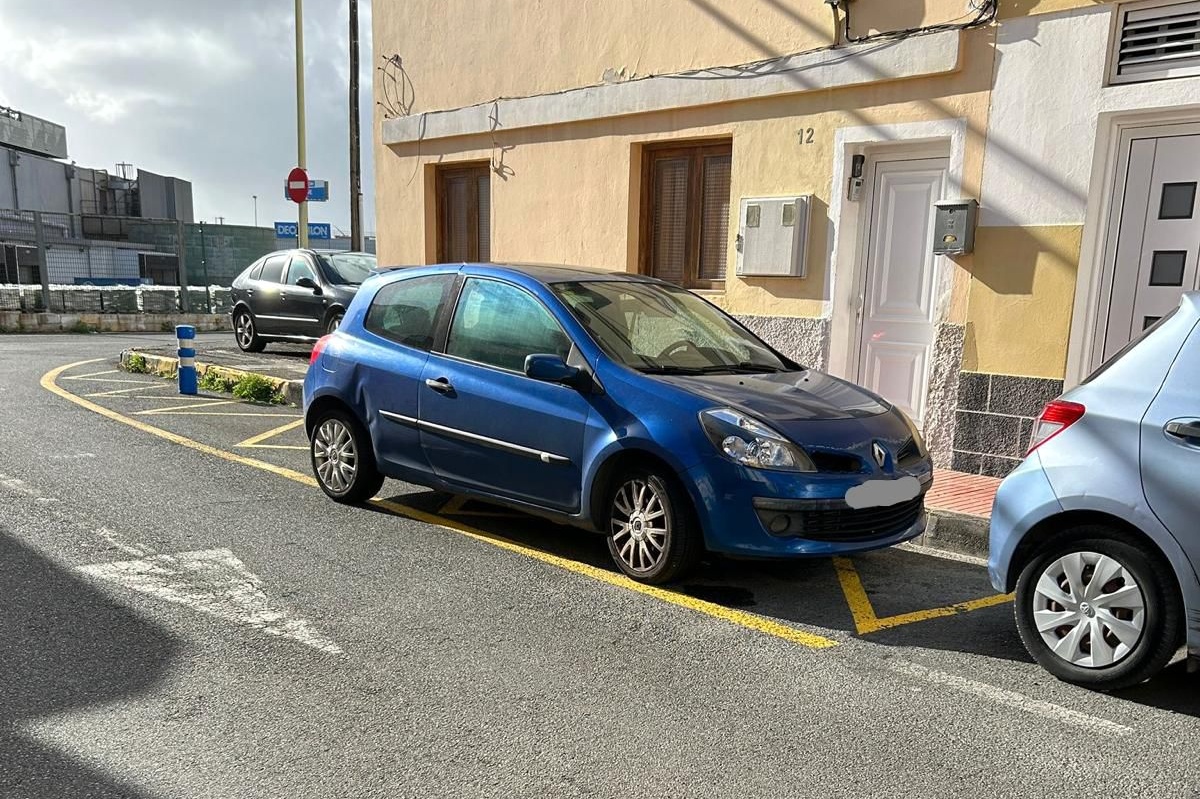 Avisan de estacionamientos que dificultan el paso en Alexander Bell (La Pardilla)