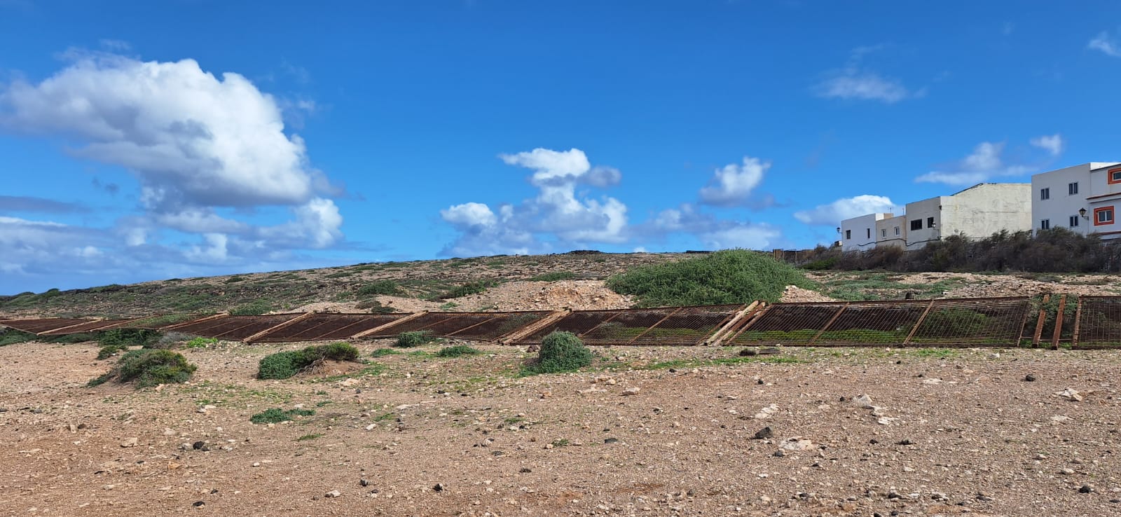 Cae parte del vallado del yacimiento arqueológico de Tufia