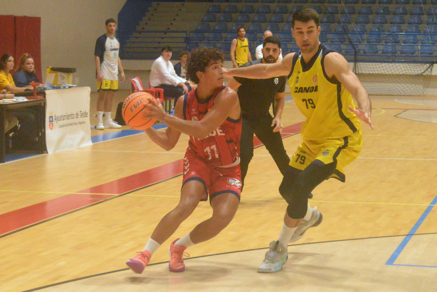 Alejandro Santana, en el partido de la primera vuelta del CB Telde contra el Real Canoe en El Hornillo (Foto: Juan Antonio Hern&aacute;ndez)