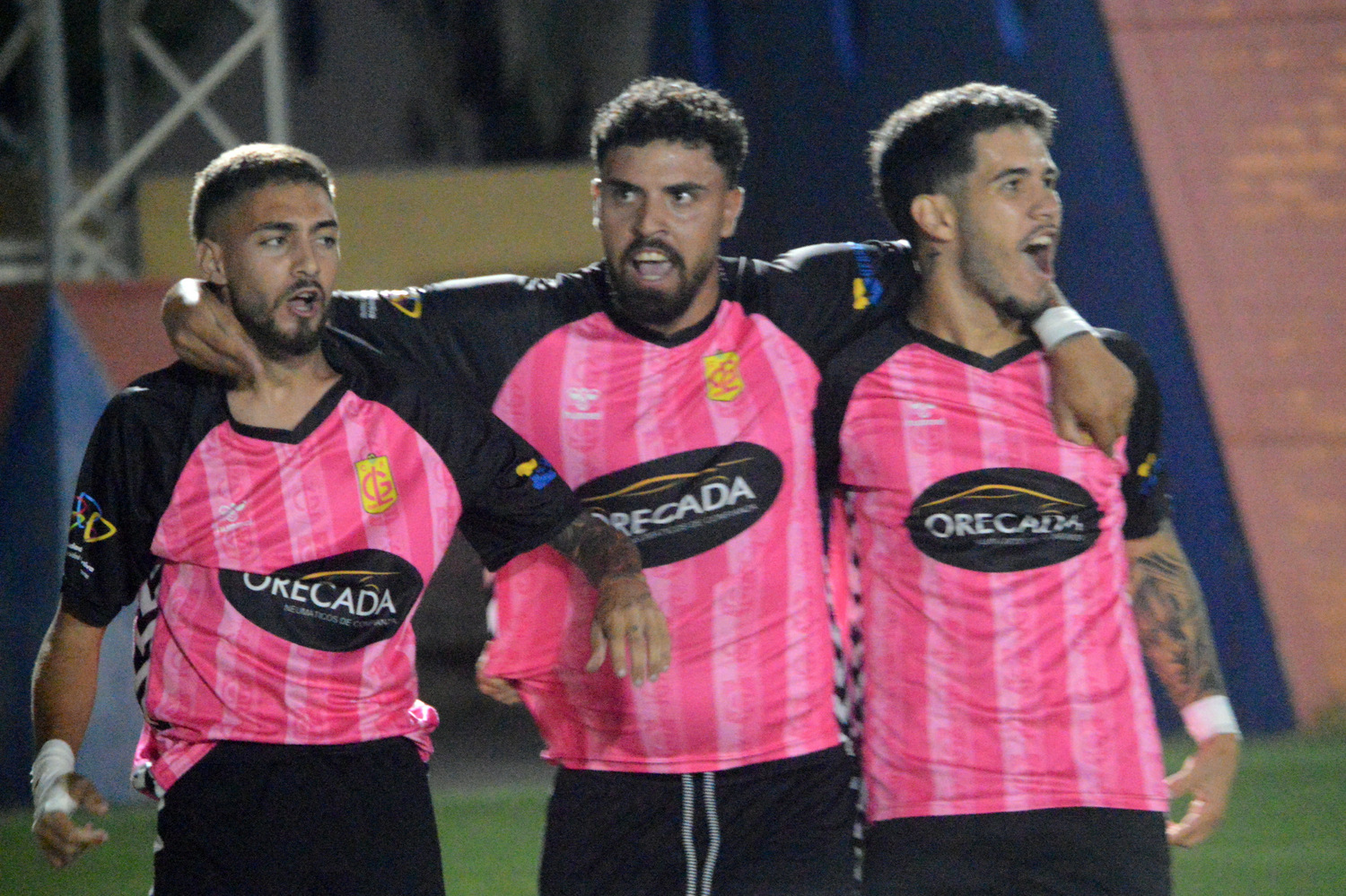 Alberto Arroyo, en el centro de la imagen, celebrando un gol del CF La Garita (Foto: Juan Antonio Hern&aacute;ndez)