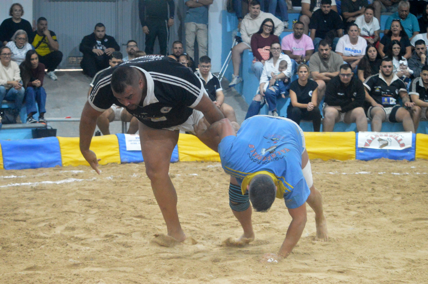 Kevin Acosta tumba a un luchador del Almogar&eacute;n en Valsequillo de Gran Canaria (Foto: Juan Antonio Hern&aacute;ndez)