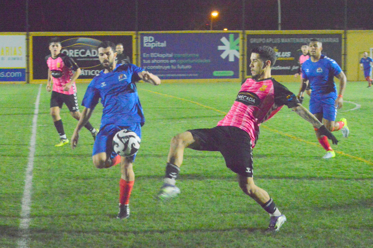 Imagen del derbi entre Las Longueras y La Garita de la temporada pasada (Foto: Juan Antonio Hern&aacute;ndez)