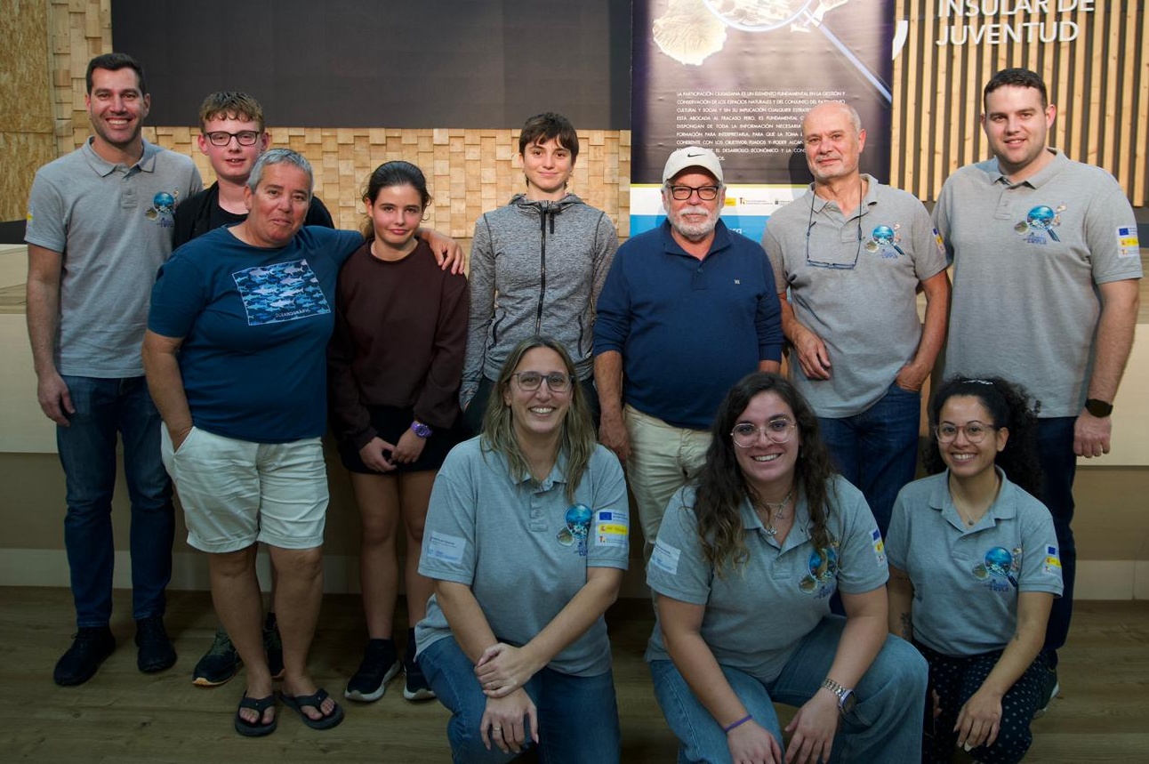 Imagen grupal de los miembros de BIOCON que han trabajado en el proyecto AMPL&Iacute;A junto a algunos asistentes a la presentaci&oacute;n en Fuerteventura (Foto: Ecoaqua)