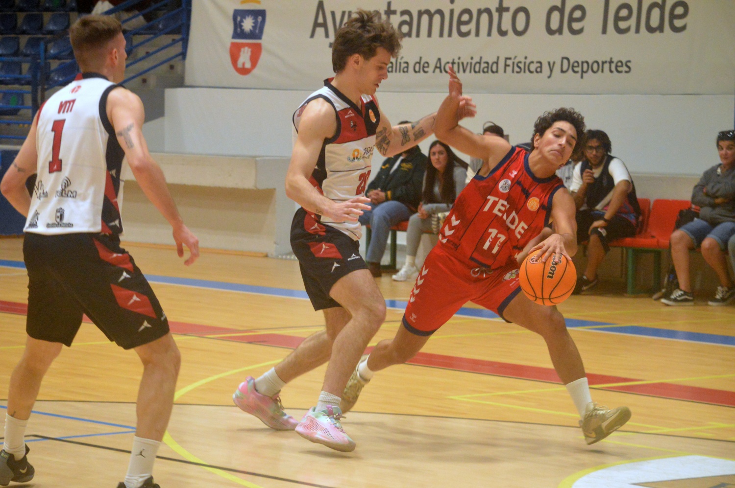 Alejandro Santana, en una acci&oacute;n individual contra el Recucym Bazu (Foto: Juan Antonio Hern&aacute;ndez)
