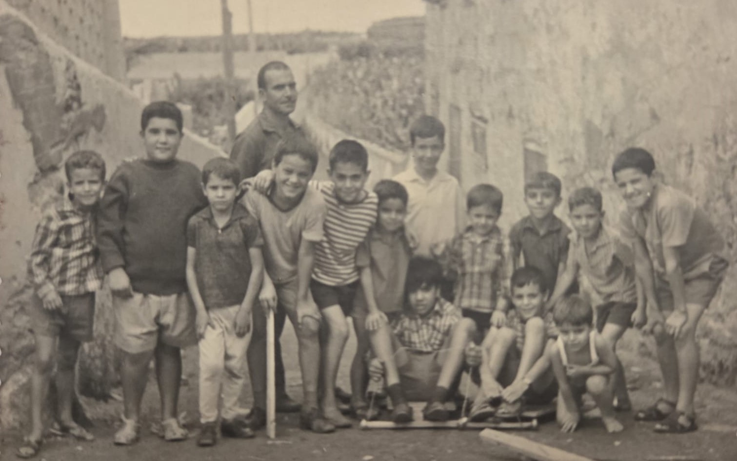 Grupo de ni&ntilde;os de La Placetilla. Suso Santana es el tercero por la izquierda/TA.