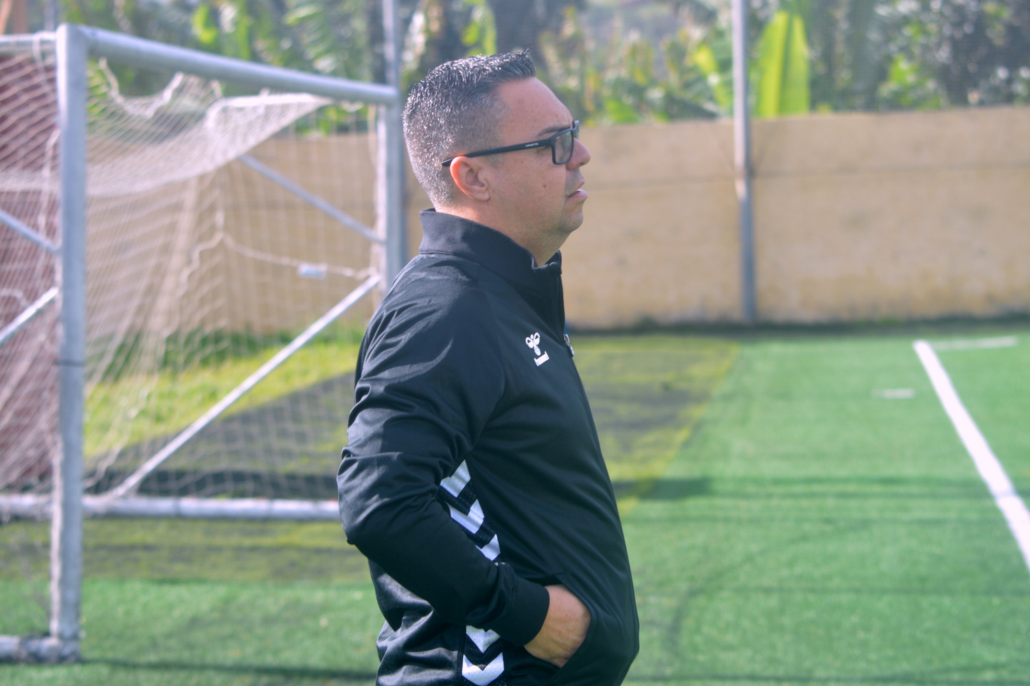 Tino D&eacute;niz, entrenador de la UD Telde, en la banda del campo Manuel Pablo de Ba&ntilde;aderos (Foto: Juan Antonio Hern&aacute;ndez)