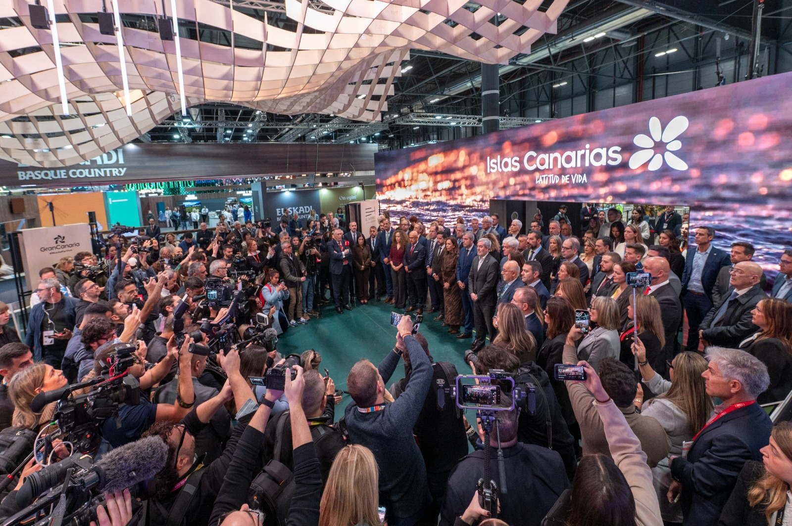 Clavijo subraya el avance de Canarias hacia un modelo turístico más sostenible que reparte mejor la riqueza