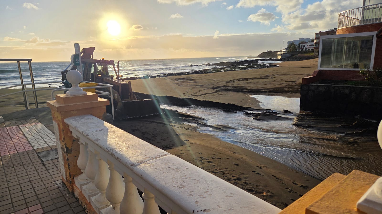 Abren canales en Salinetas y Melenara para facilitar la salida del agua de la escorrentía