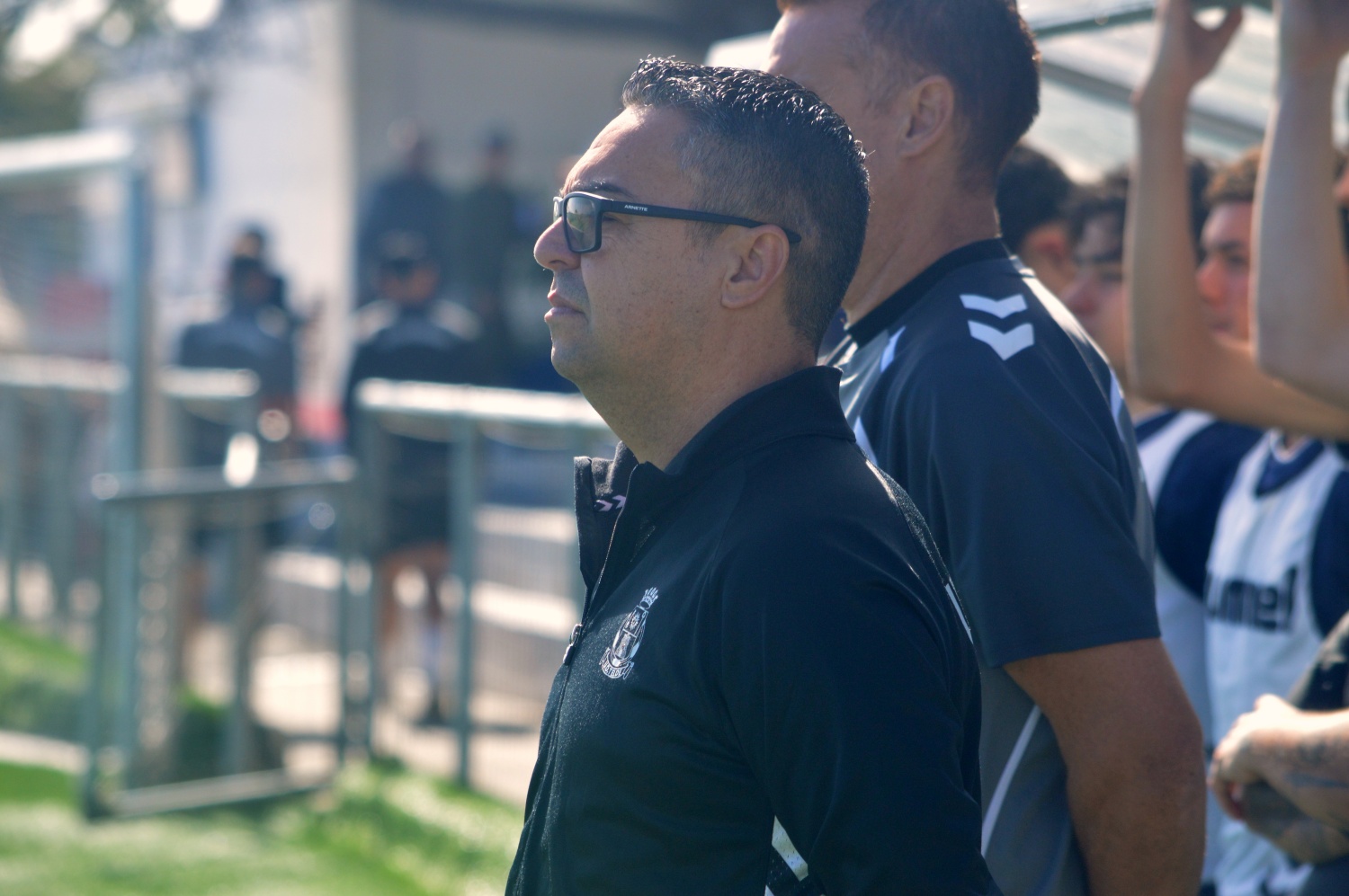 Tino D&eacute;niz, en el minuto de silencio del partido ante el San Fernando (Foto: Juan Antonio Hern&aacute;ndez)
