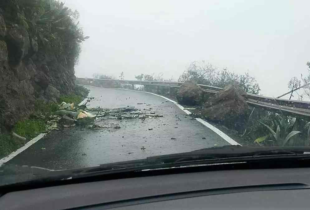 Rocas en la carretera que impiden el acceso, en Cazadores/LP/DLP.