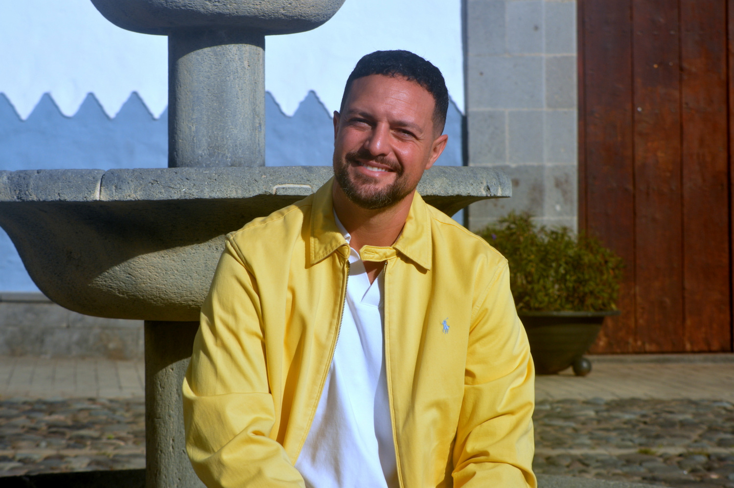Leandro Asis, junto a la fuente de la plaza de San Francisco (Foto: Juan Antonio Hern&aacute;ndez)