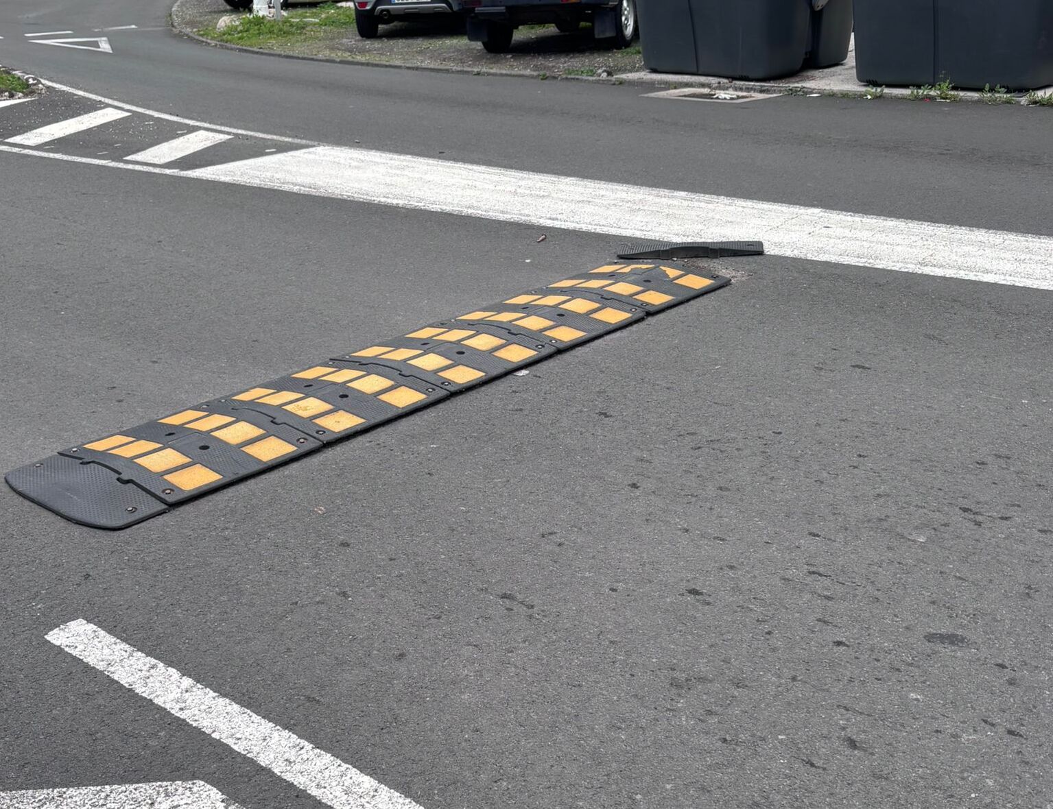 Bandas reductoras de velocidad deterioradas en Jinámar