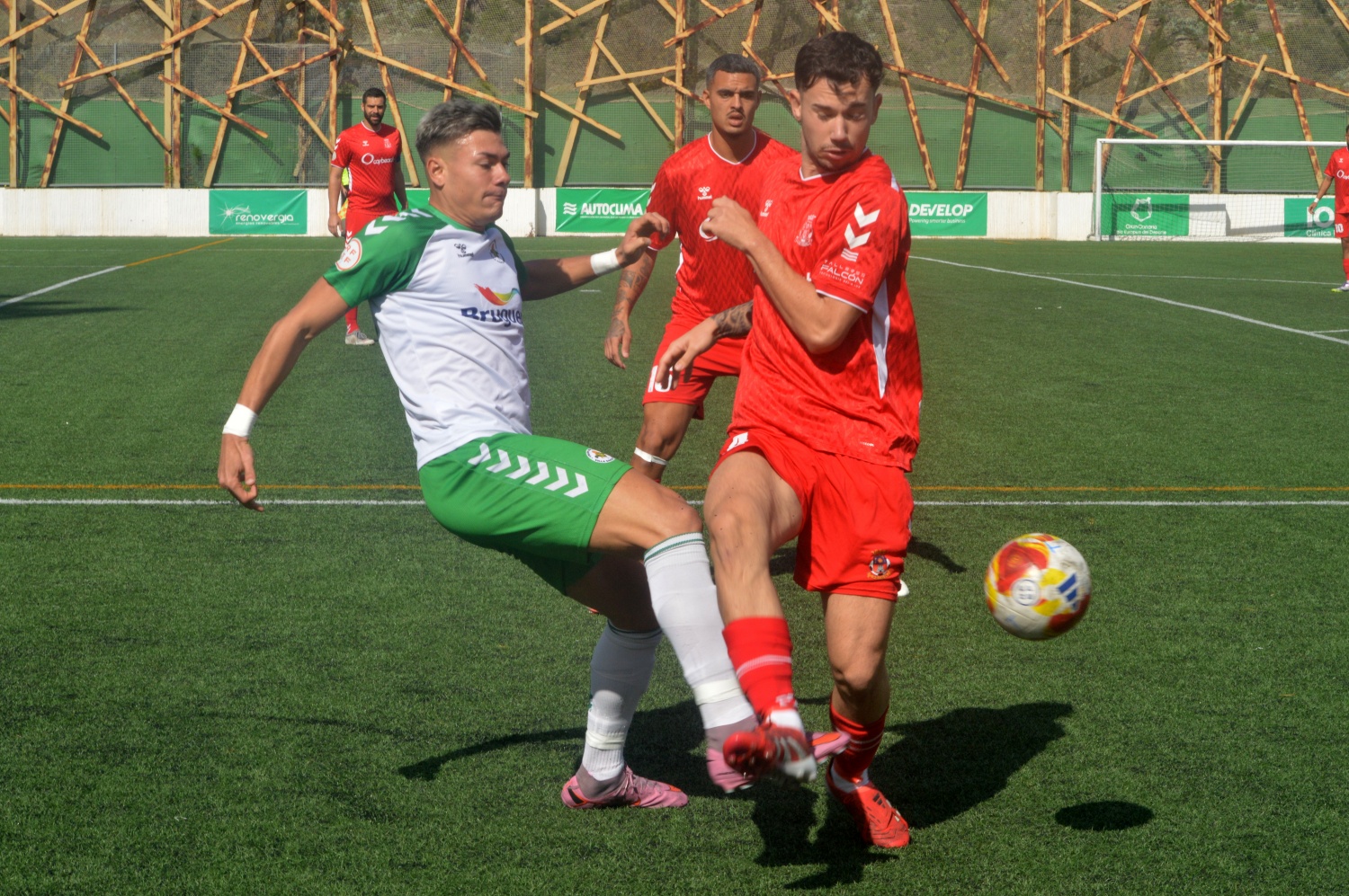 Hugo Rodr&iacute;guez corta un ataque sataute&ntilde;o por la banda izquierda (Foto: Juan Antonio Hern&aacute;ndez)